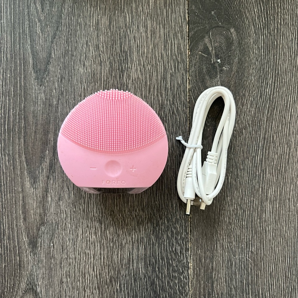 FOREO LUNA mini 2 Sonic Facial Cleansing Brush for Every Skin Type with charger